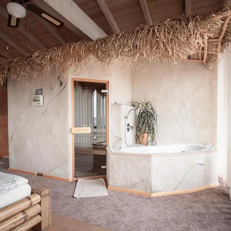 Suedlaendisches Mit Hauseigener Sauna Holiday home